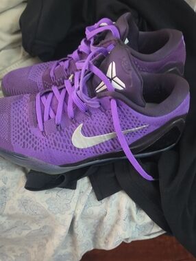 Nike Kobe Purple Low-Top Athletic Shoes with Silver Swoosh